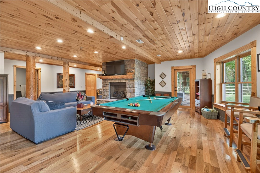 Image number 11 for the current listing