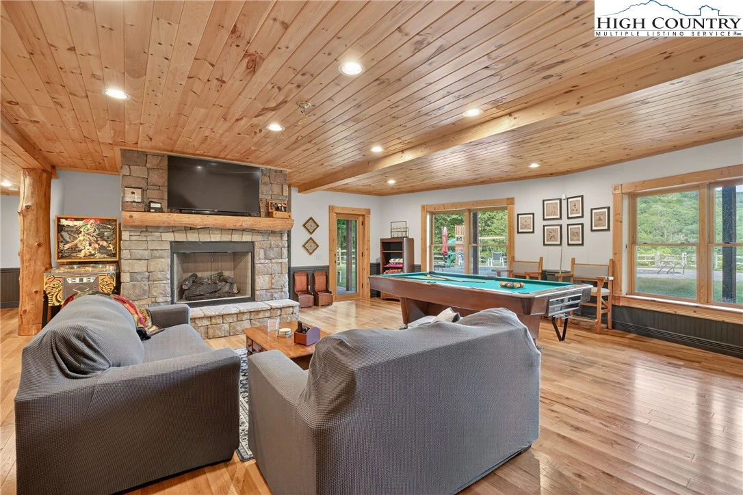 Image number 12 for the current listing