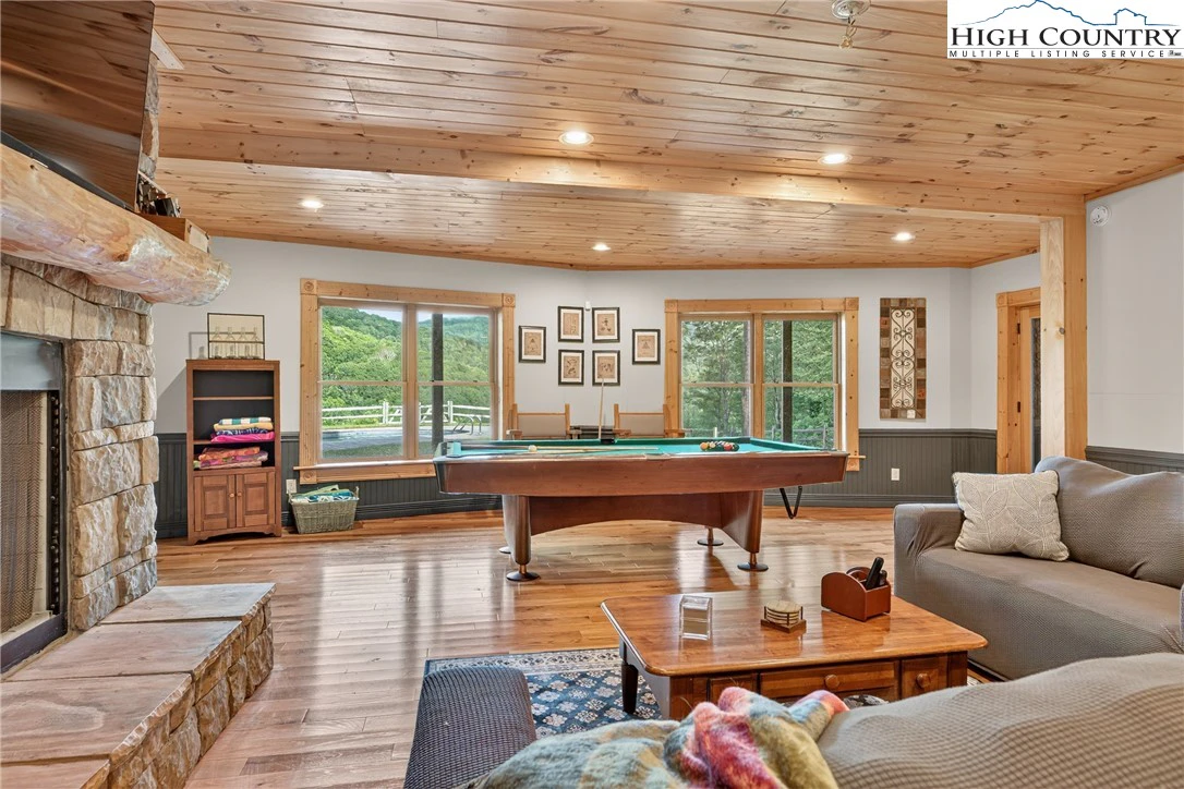 Image number 2 for the current listing