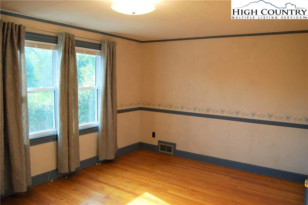 Image number 14 for the current listing