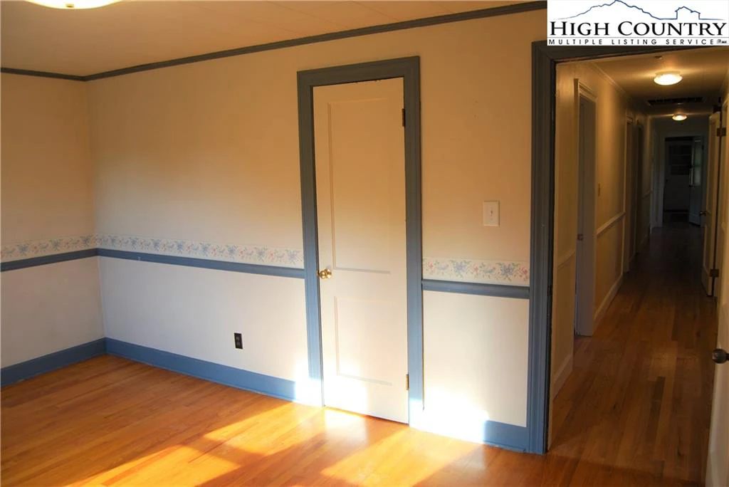 Image number 3 for the current listing