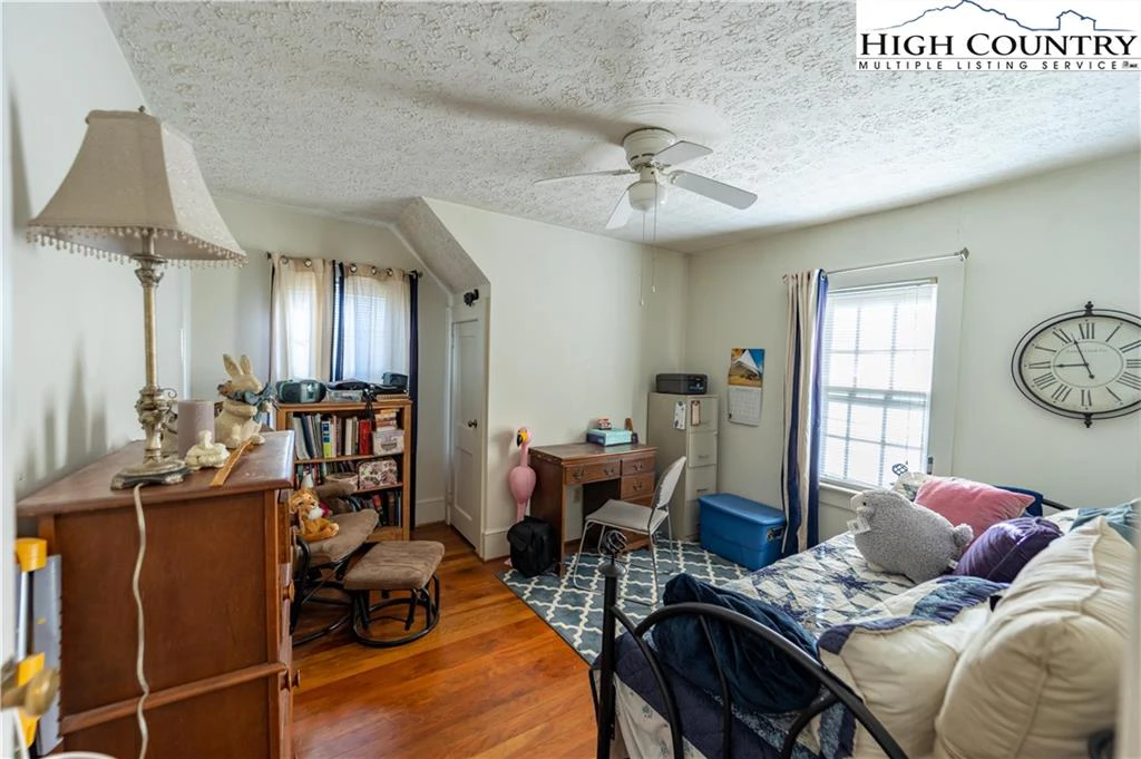 Image number 4 for the current listing