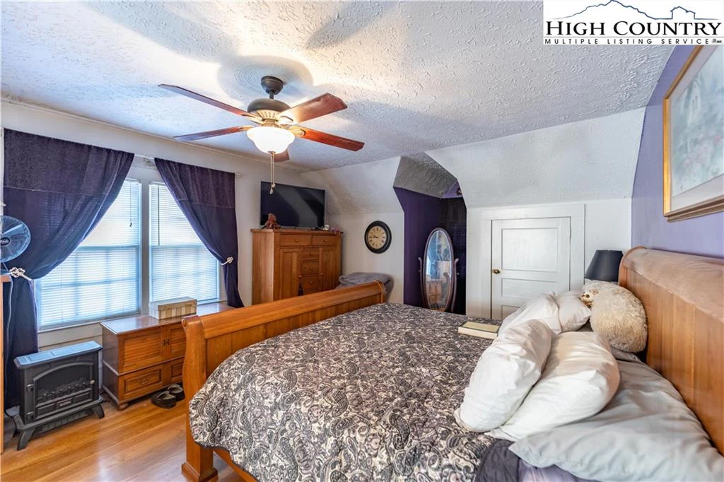 Image number 8 for the current listing
