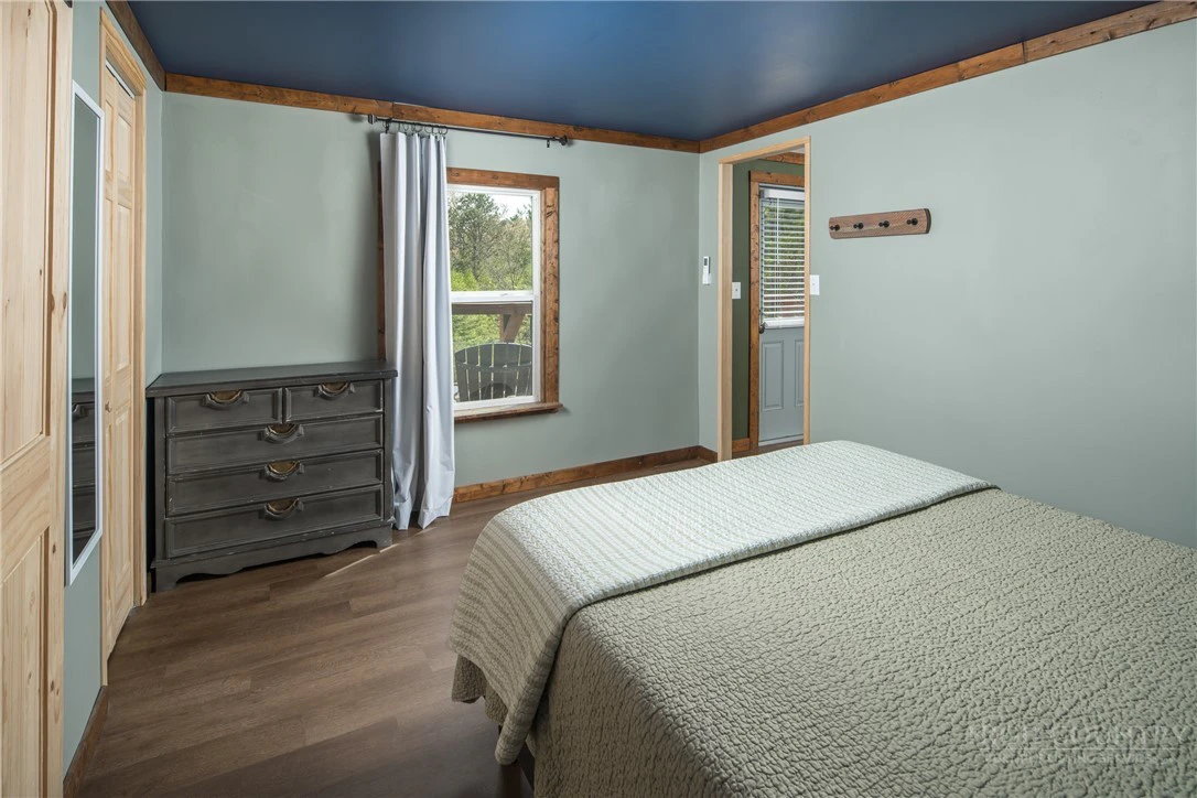 Image number 11 for the current listing