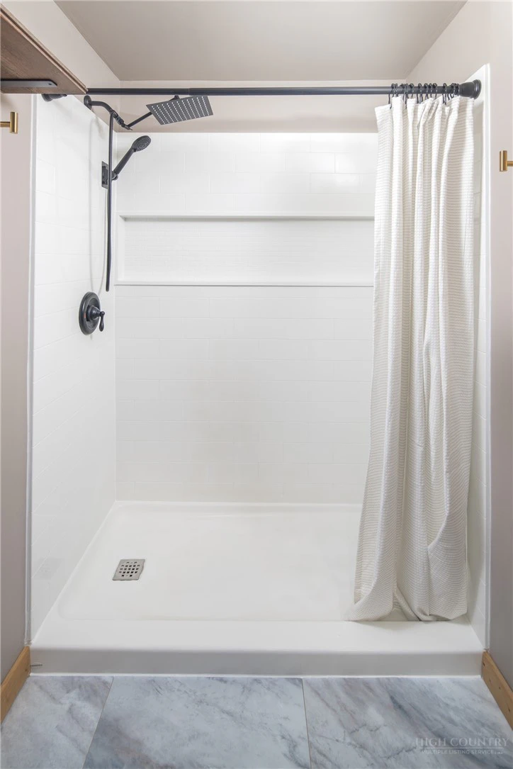 Image number 3 for the current listing