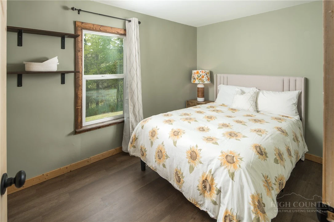 Image number 4 for the current listing