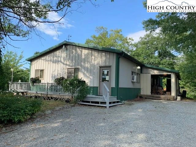 Image number 17 for the current listing
