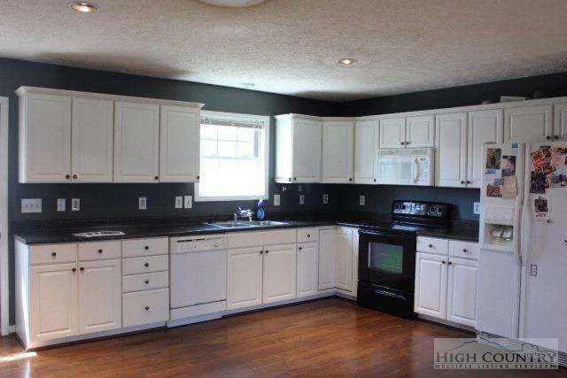 Image number 3 for the current listing