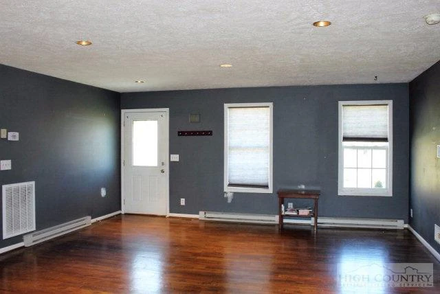 Image number 6 for the current listing