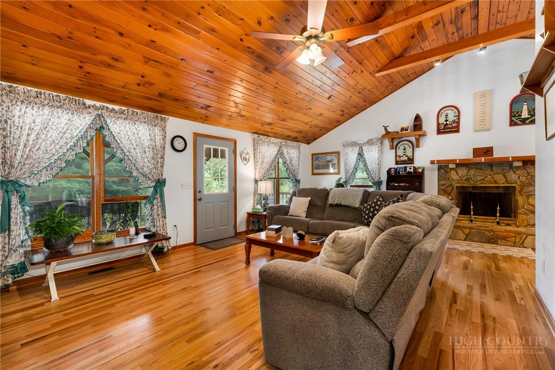 Image number 5 for the current listing