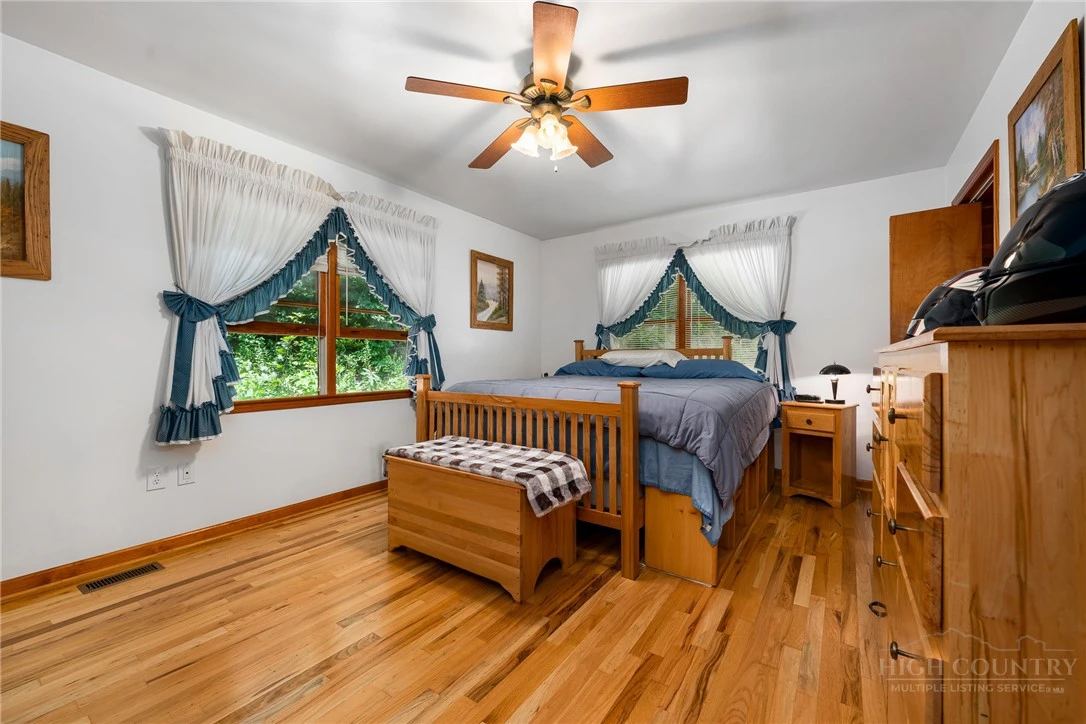 Image number 13 for the current listing