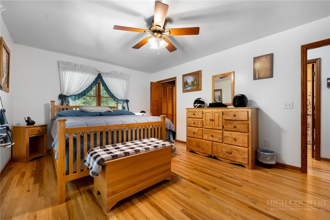 Image number 14 for the current listing