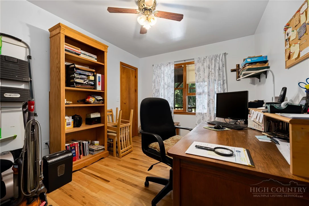 Image number 18 for the current listing