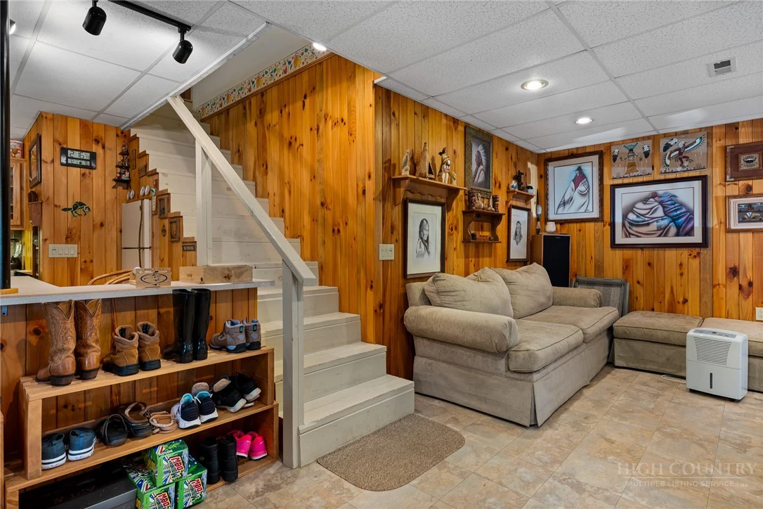 Image number 21 for the current listing