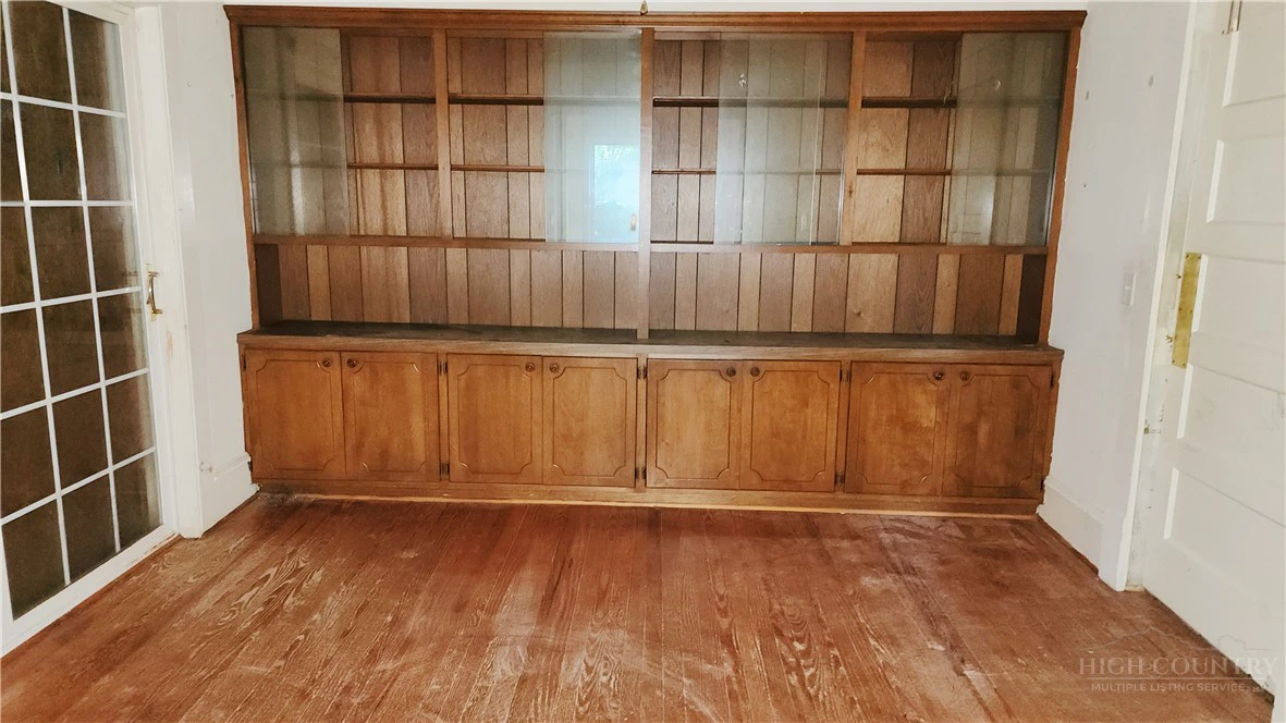 Image number 11 for the current listing
