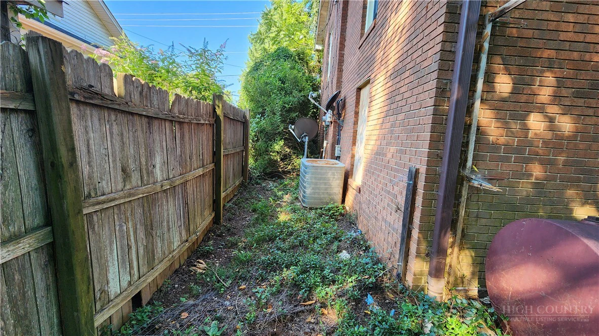 Image number 19 for the current listing