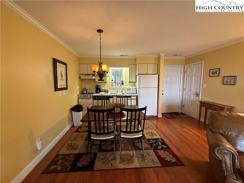 Image number 19 for the current listing