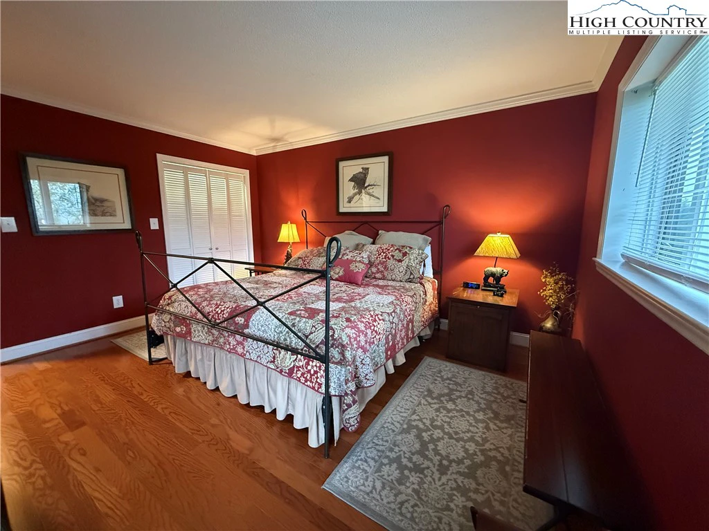Image number 2 for the current listing