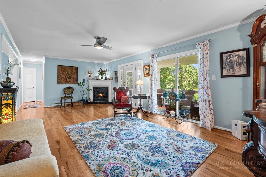 Image number 13 for the current listing