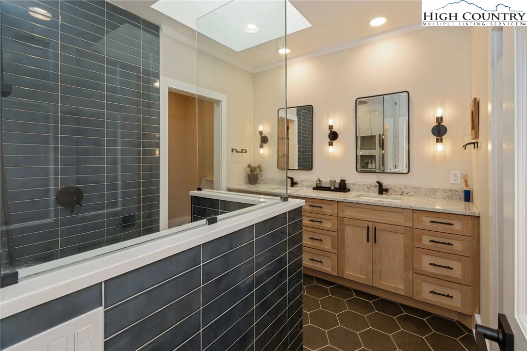 Image number 1 for the current listing