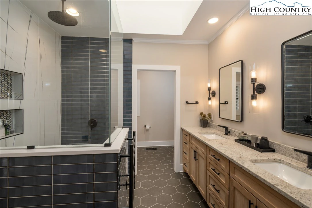 Image number 2 for the current listing