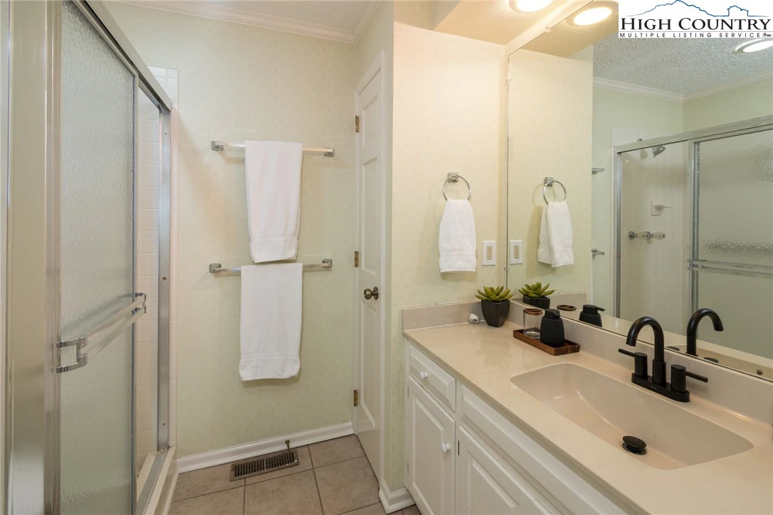 Image number 7 for the current listing