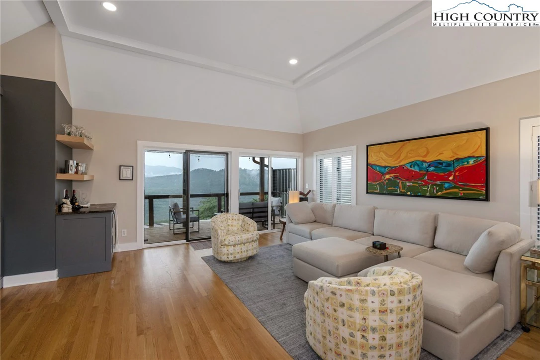 Image number 13 for the current listing