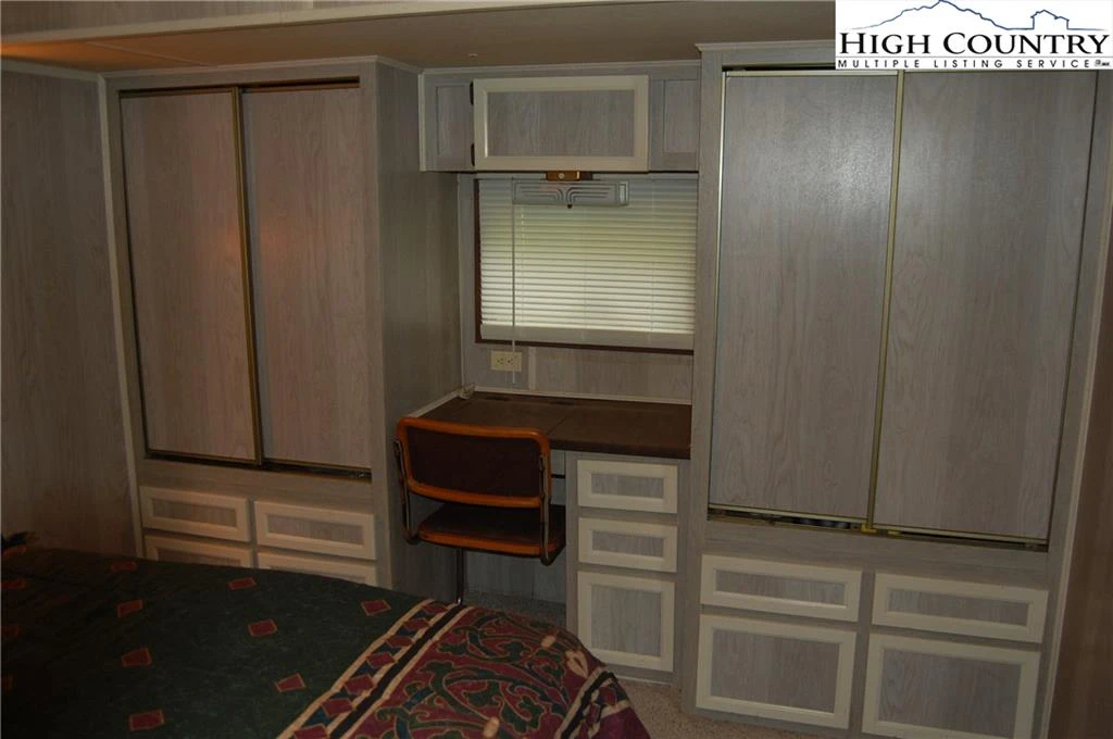Image number 14 for the current listing