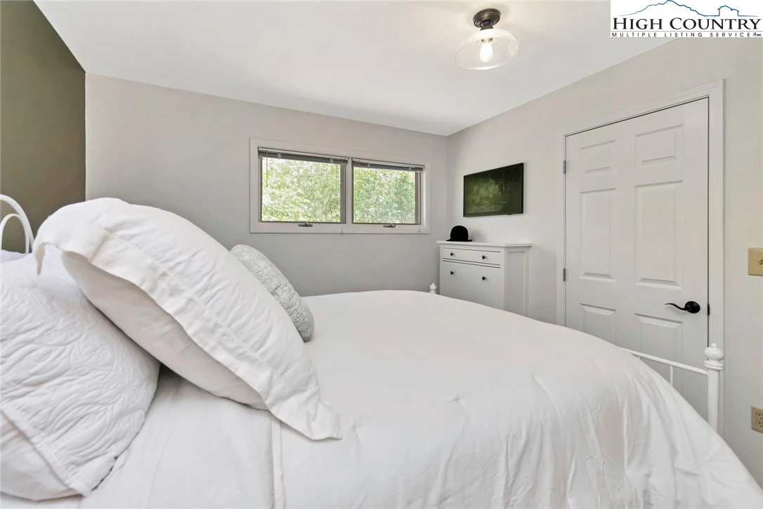 Image number 7 for the current listing