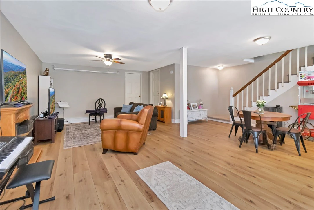 Image number 13 for the current listing