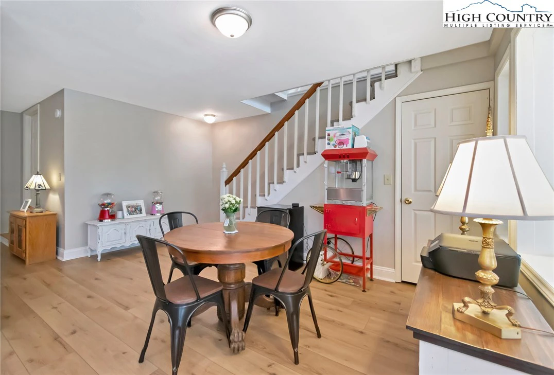Image number 2 for the current listing