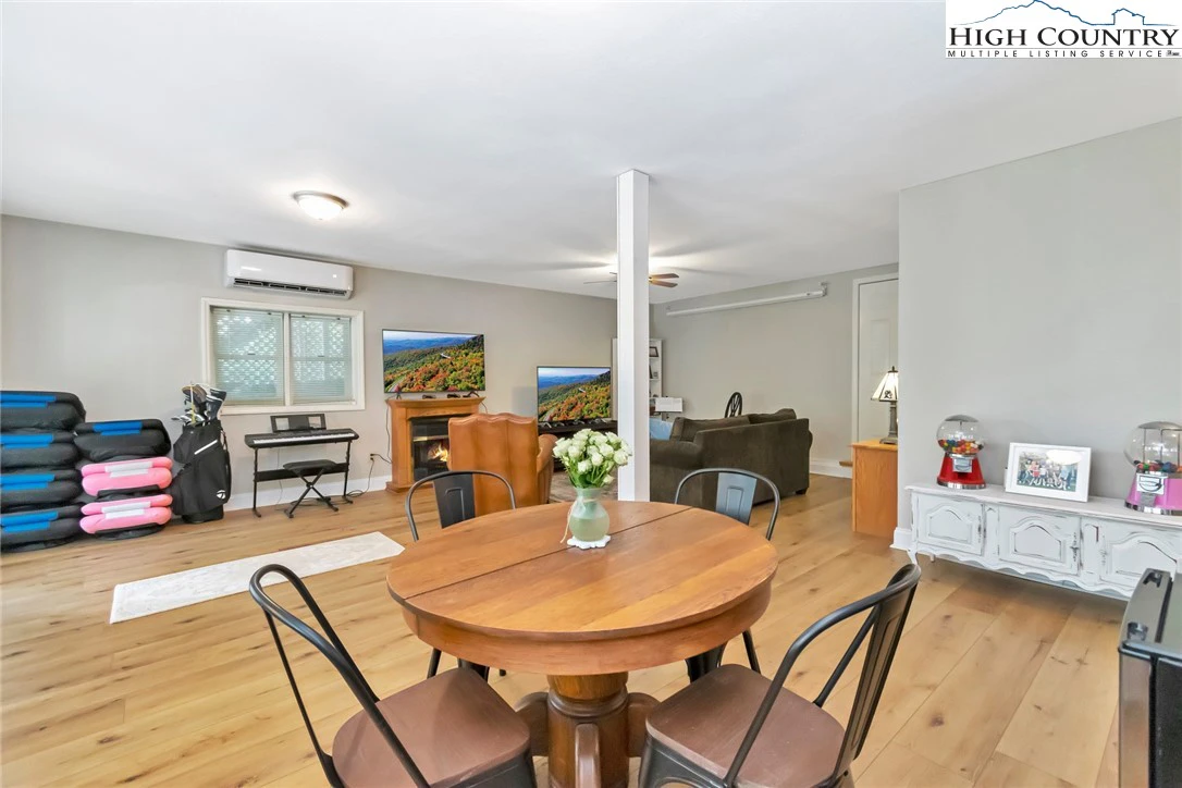 Image number 15 for the current listing
