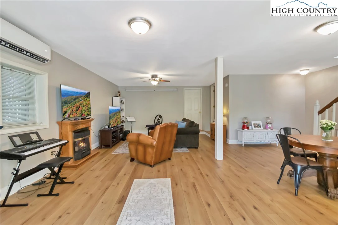 Image number 17 for the current listing