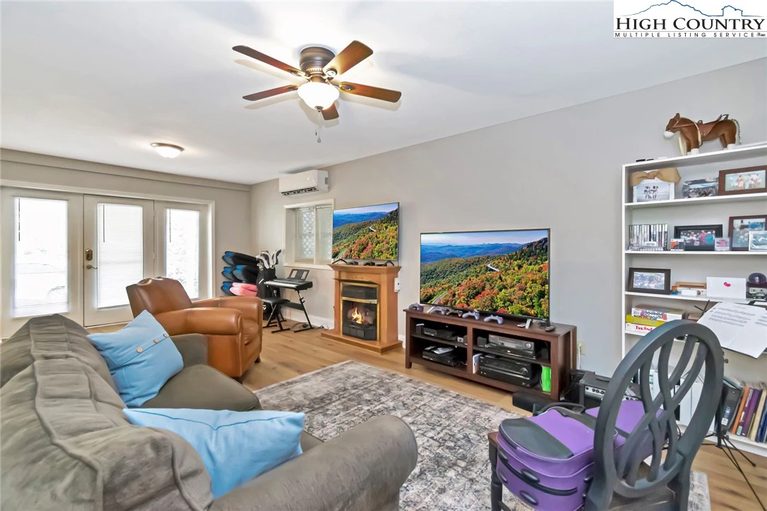 Image number 18 for the current listing