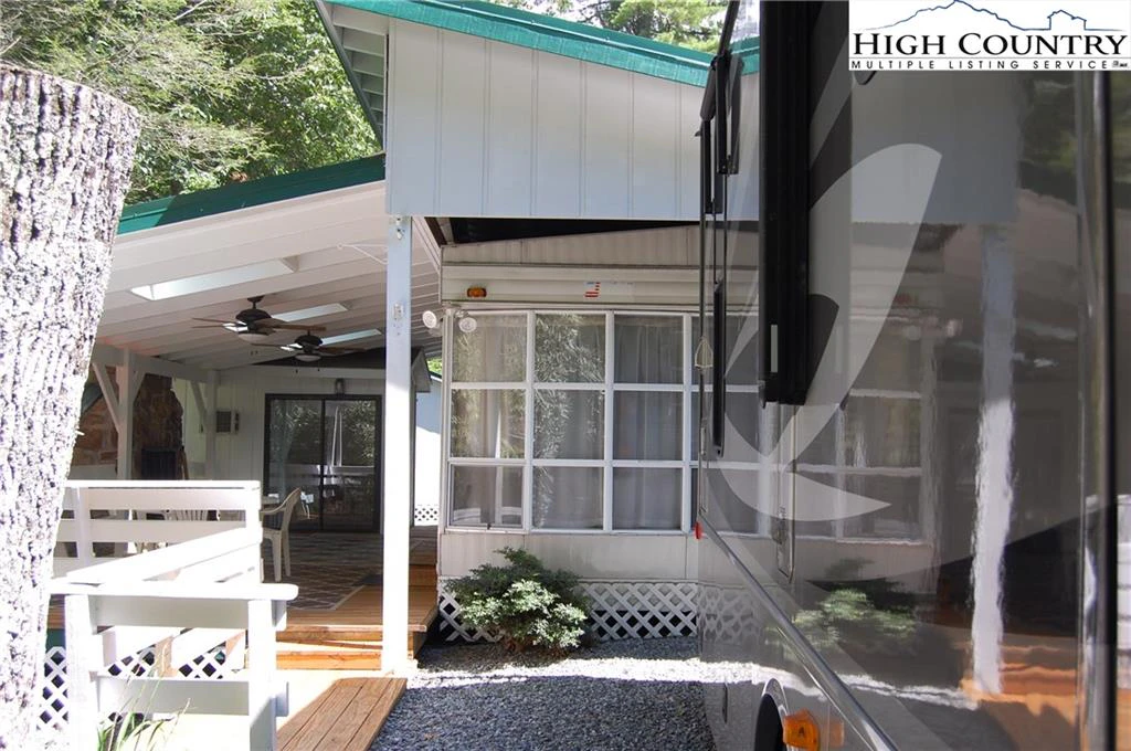Image number 1 for the current listing