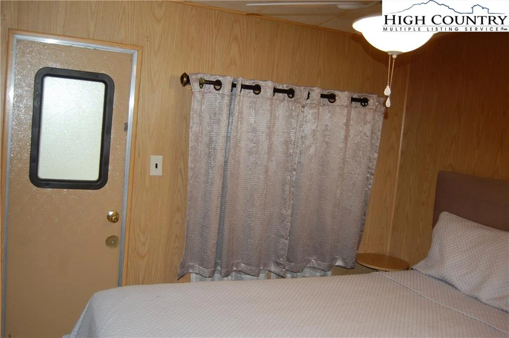 Image number 5 for the current listing