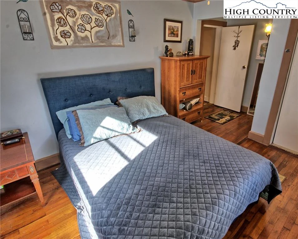 Image number 20 for the current listing