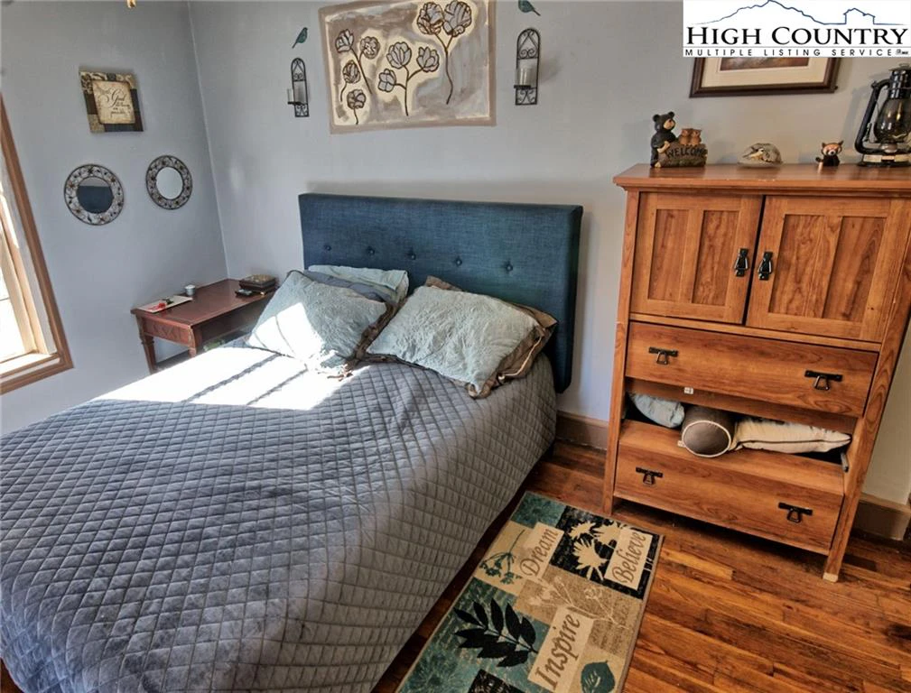 Image number 19 for the current listing