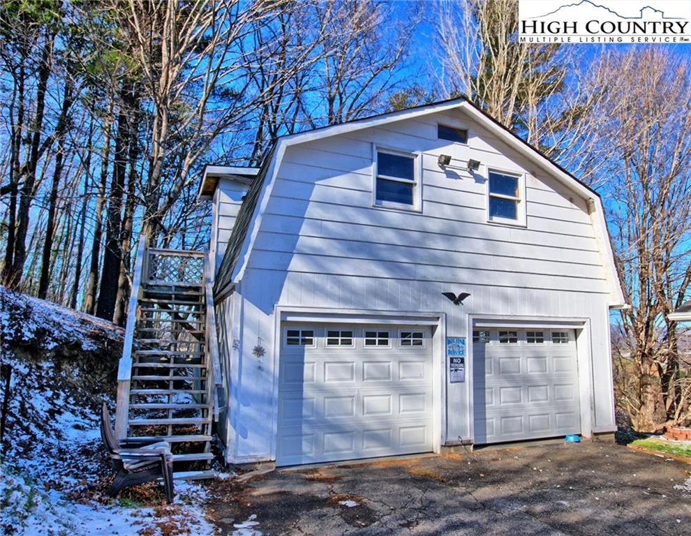 Image number 15 for the current listing
