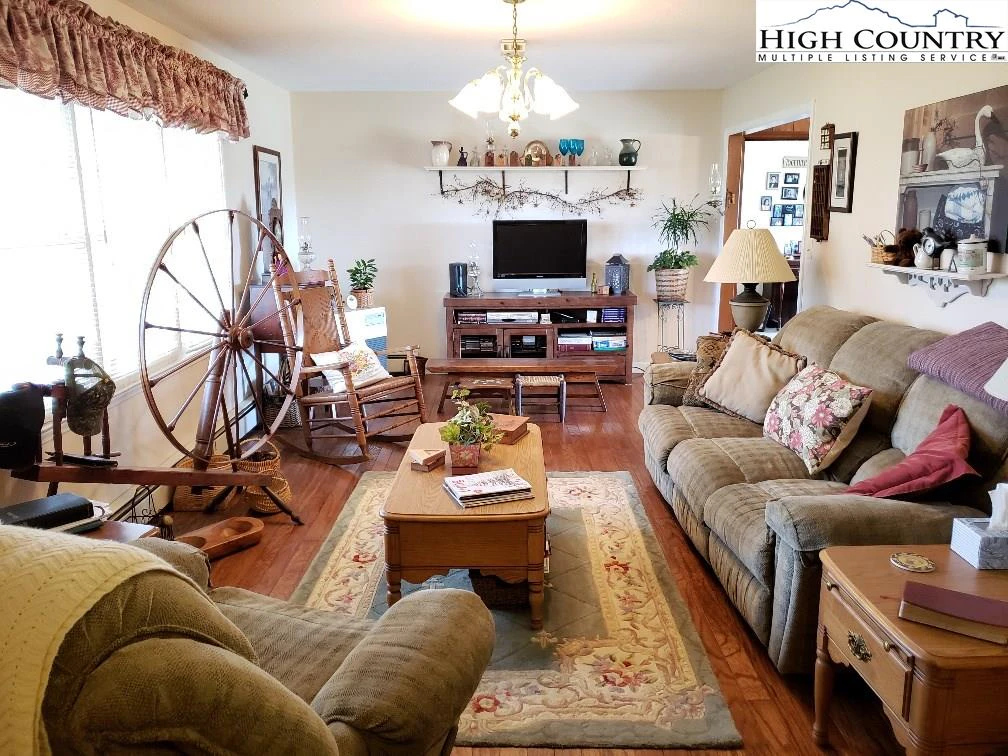 Image number 11 for the current listing