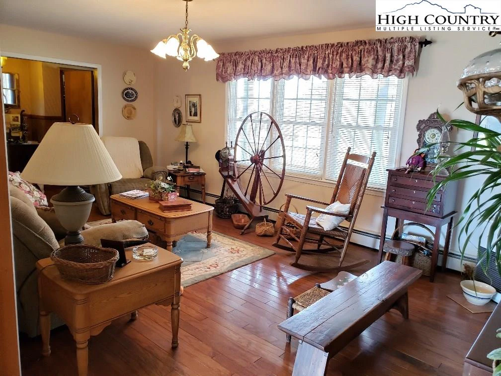 Image number 14 for the current listing