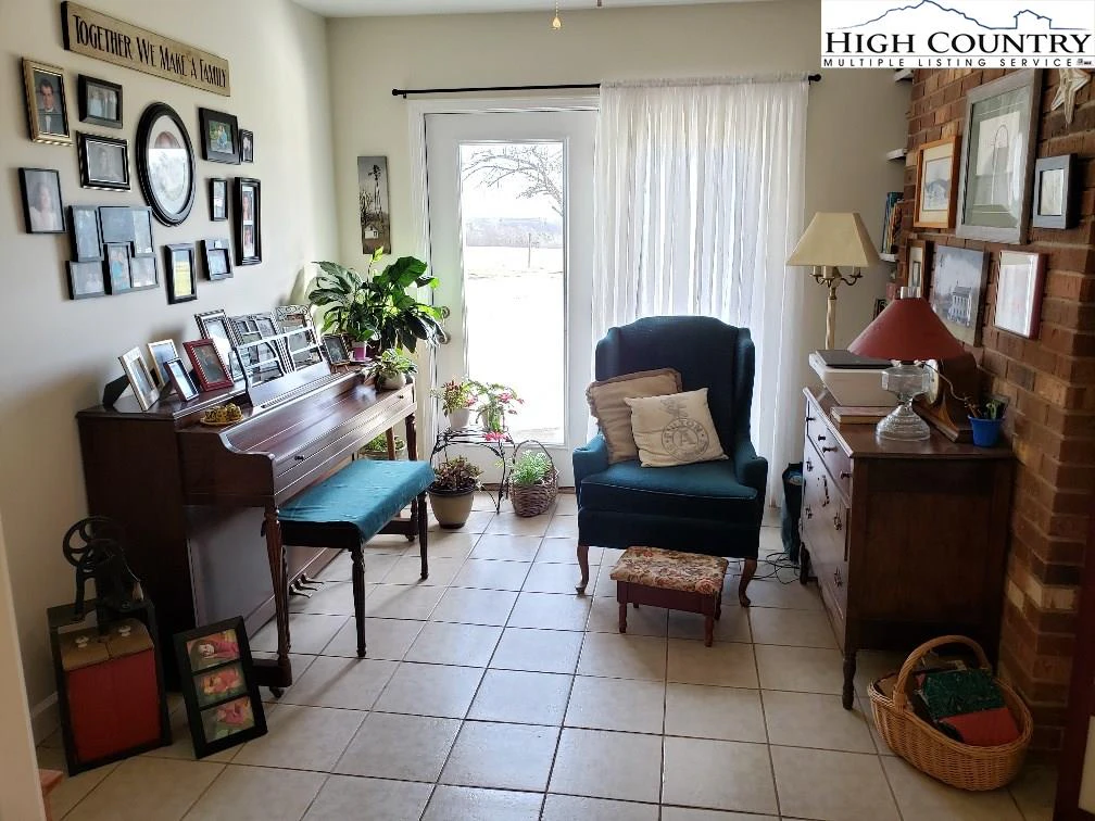 Image number 12 for the current listing