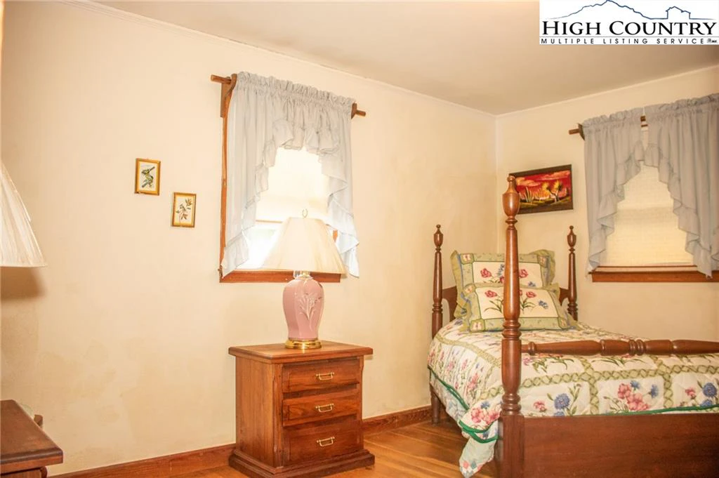 Image number 11 for the current listing