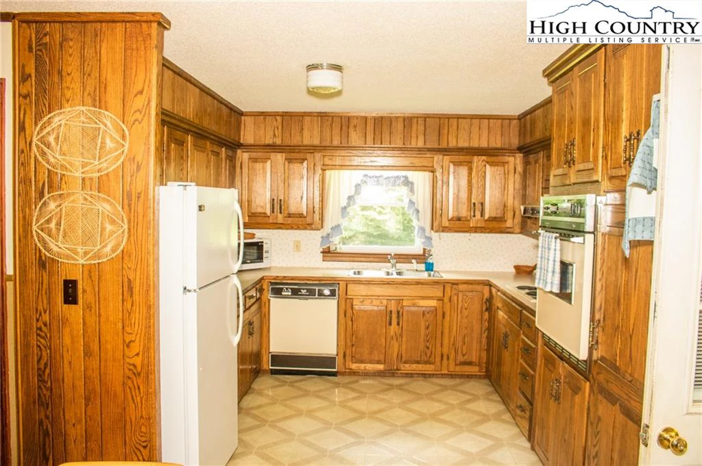 Image number 18 for the current listing