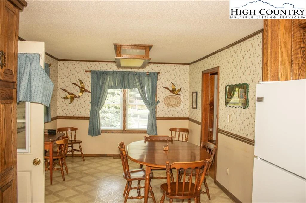 Image number 15 for the current listing