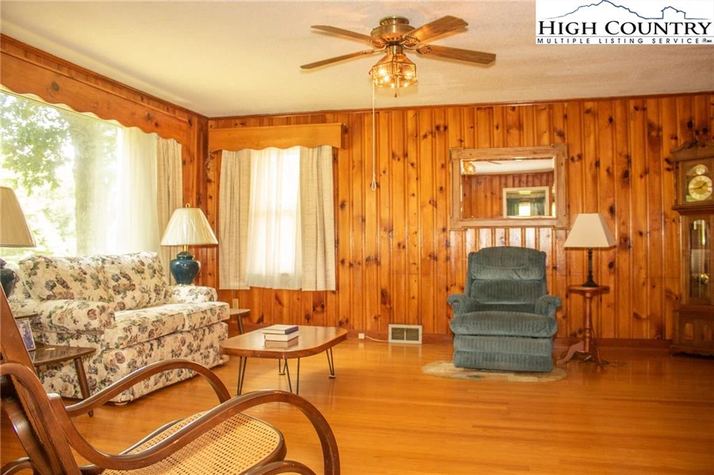 Image number 14 for the current listing