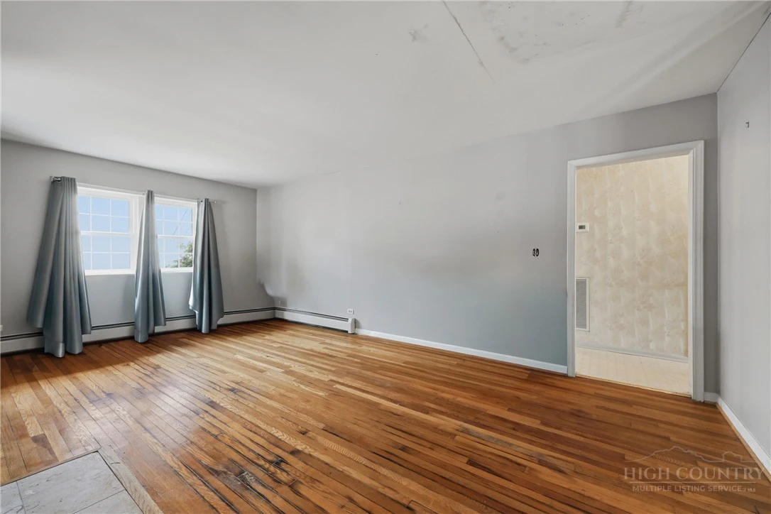 Image number 9 for the current listing