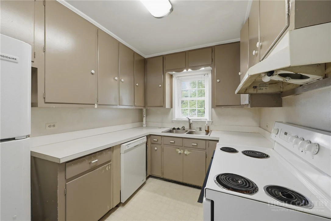 Image number 13 for the current listing