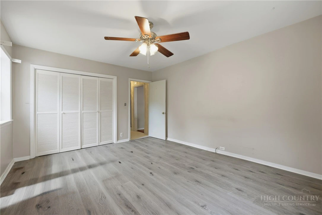 Image number 16 for the current listing