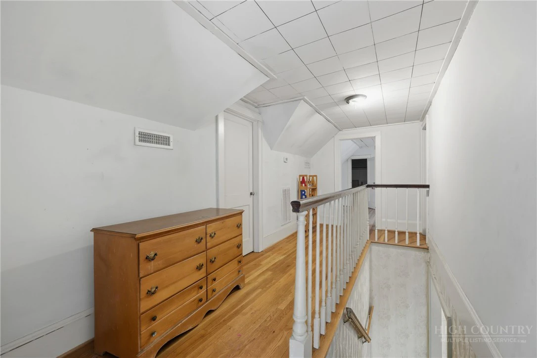 Image number 18 for the current listing